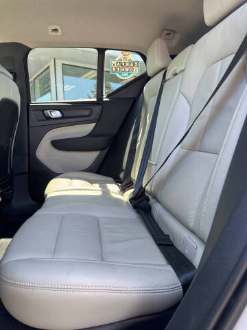 2022 Volvo XC40 T5 Momentum