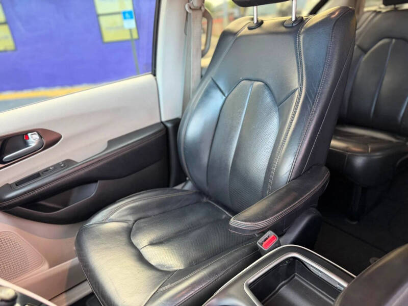 2017 Chrysler Pacifica Touring-L Plus