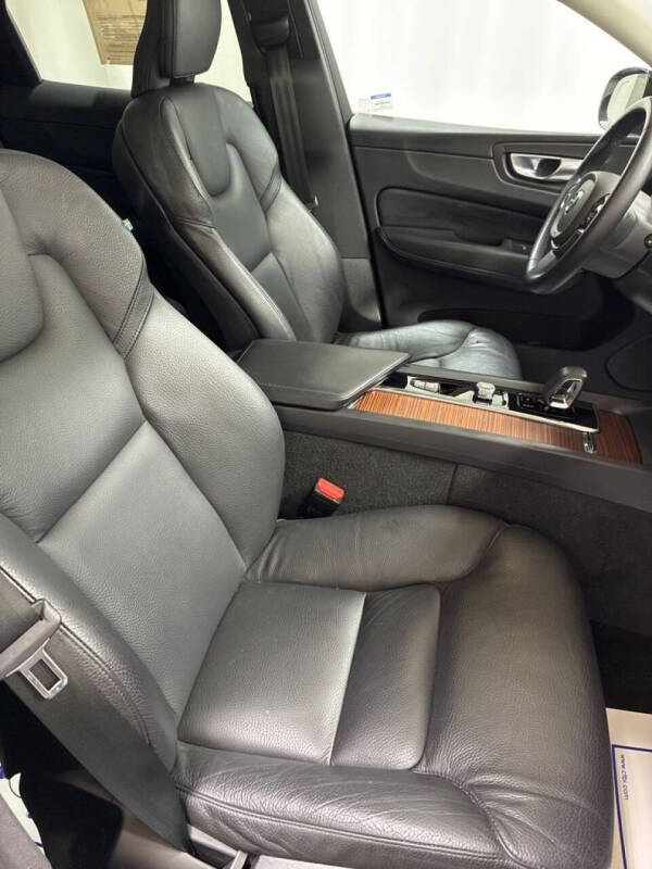 2024 Volvo XC60 B5 Plus Dark Theme