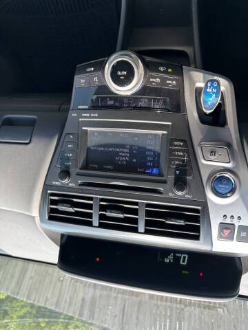 2014 Toyota Prius v Five