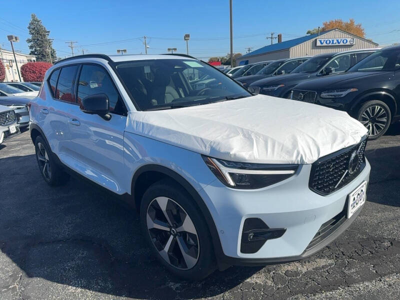 2025 Volvo XC40 B5 Plus Dark Theme