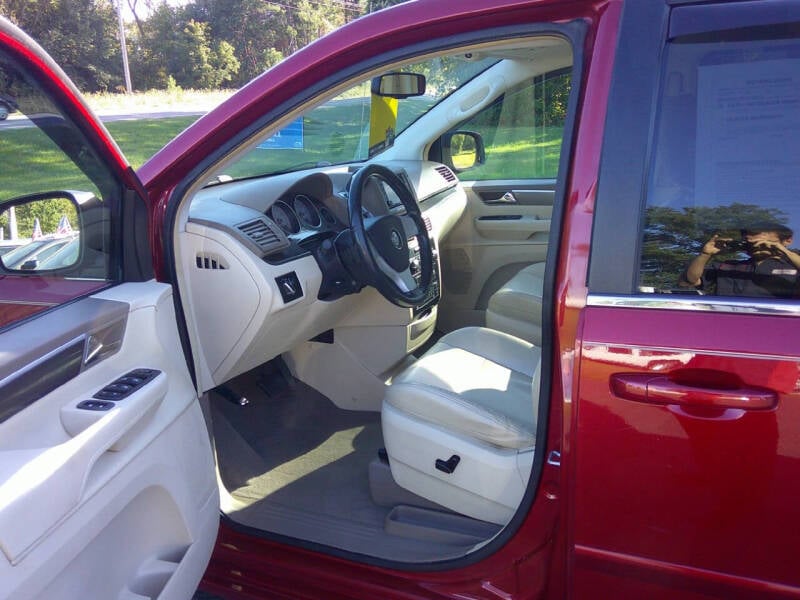 2010 Volkswagen Routan SE photo 11