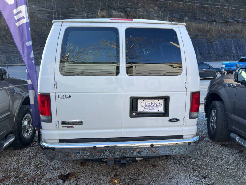 2008 Ford E-Series Econoline Wagon XLT photo 4