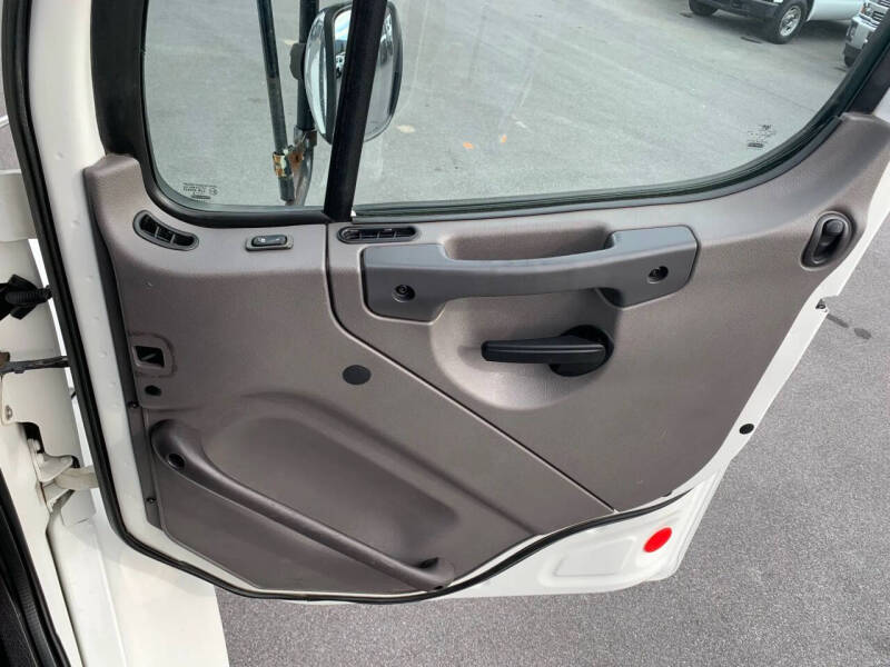2017 Freightliner M2 106