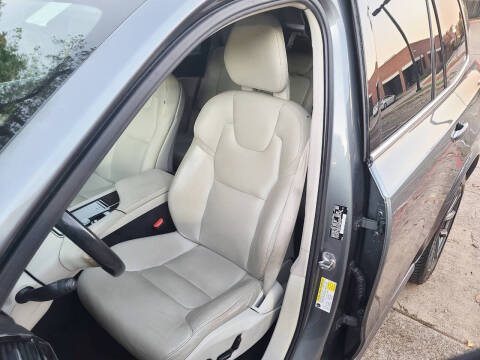 2017 Volvo XC90 T6 Momentum