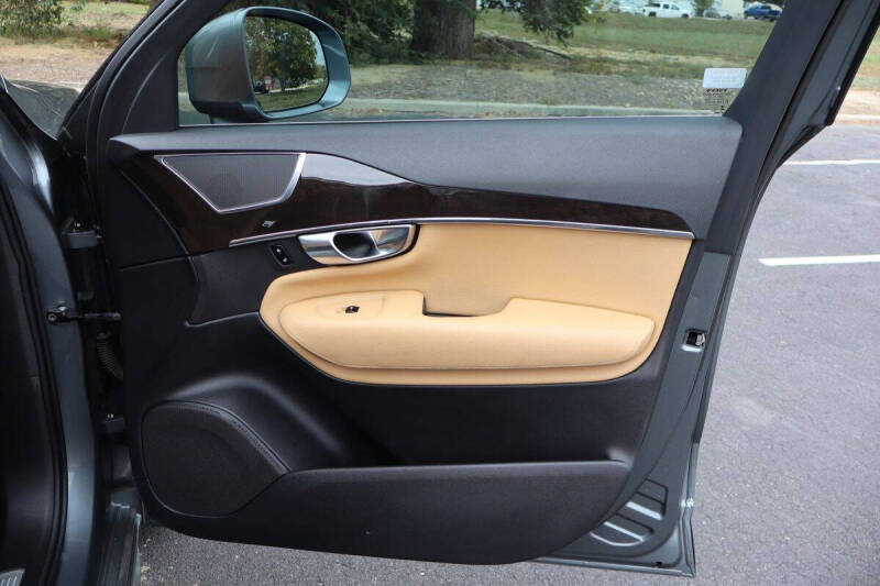 2018 Volvo XC90 T6 Momentum