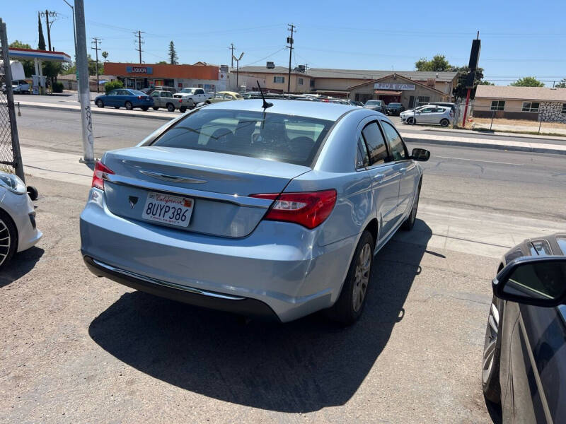 2013 Chrysler 200 LX photo 3