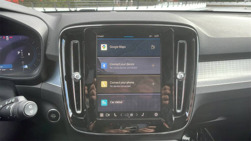 2025 Volvo XC40 B5 Core Bright Theme