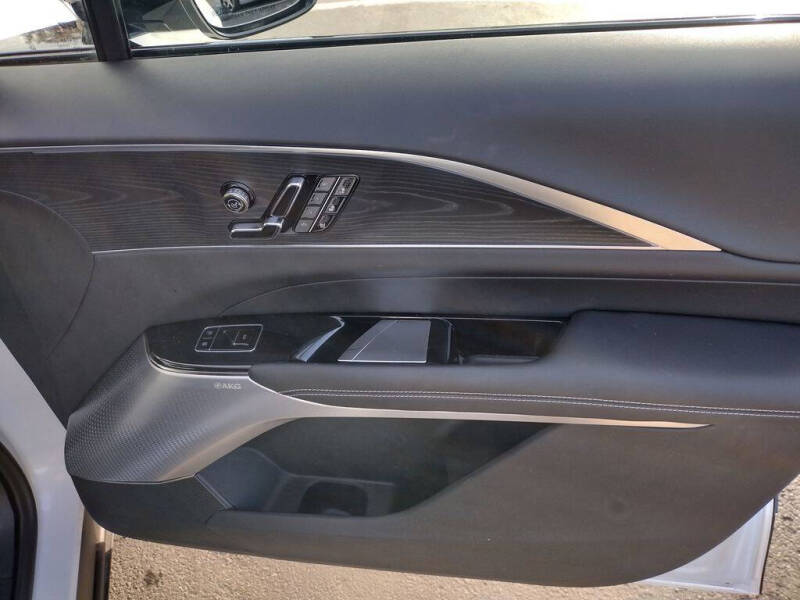 2025 Cadillac LYRIQ Luxury 3