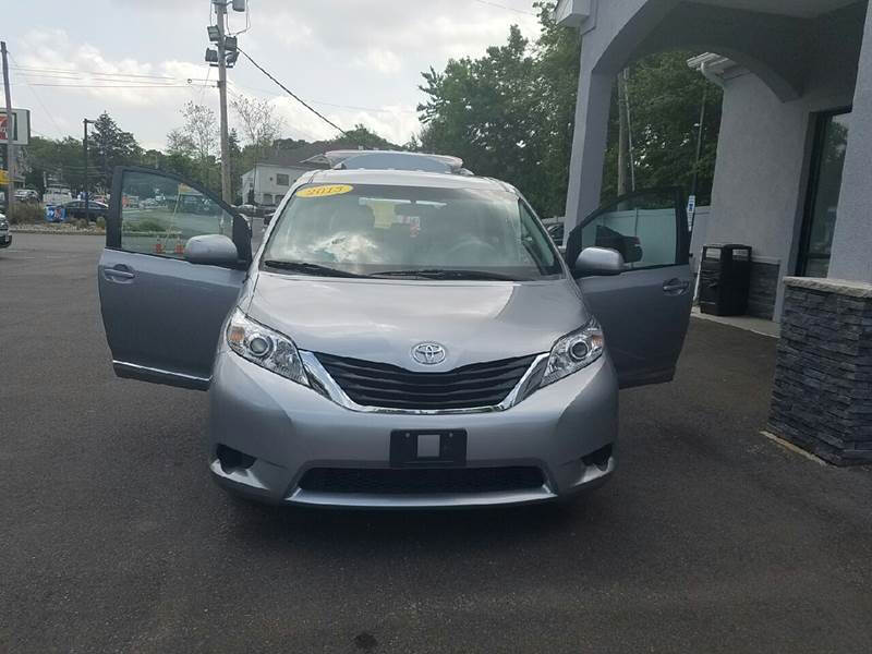 2013 Toyota Sienna LE 8-Passenger
