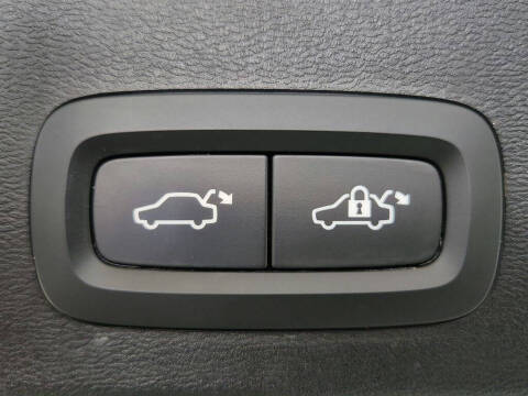 2024 Volvo XC40 B5 Plus Bright Theme