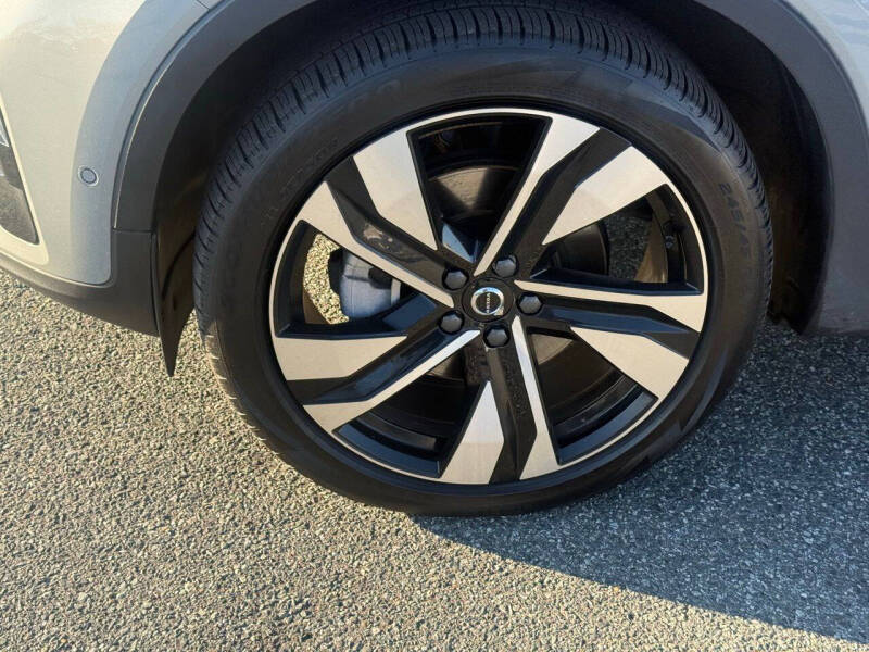 2024 Volvo XC40 B5 Ultimate Dark Theme