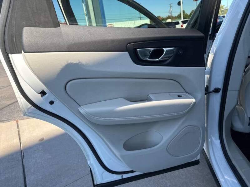 2023 Volvo XC60 B5 Plus Dark Theme