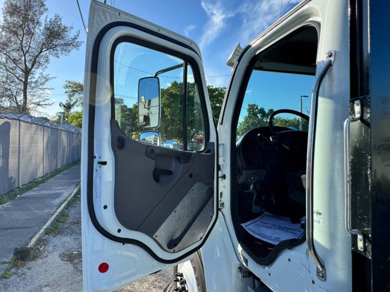 2017 Freightliner M2 106