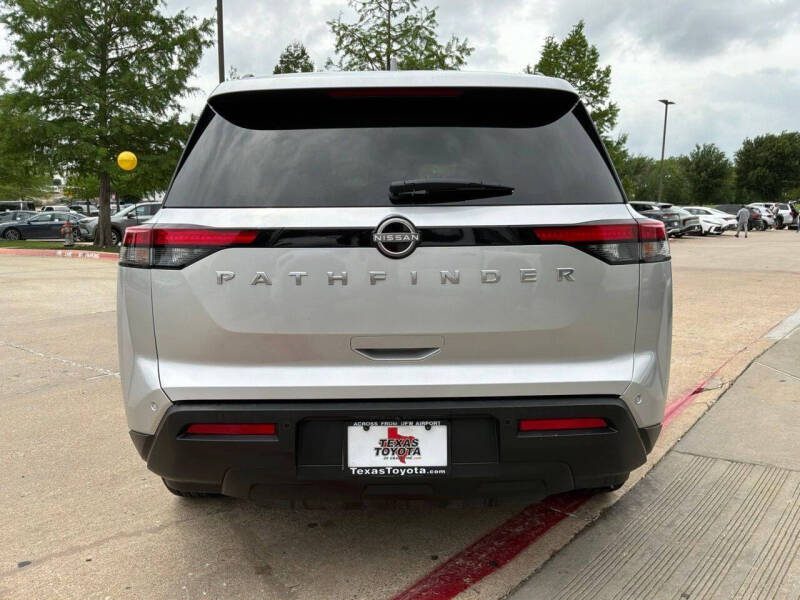 2025 Nissan Pathfinder SV