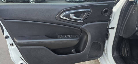 2017 Chrysler 200 Limited Platinum