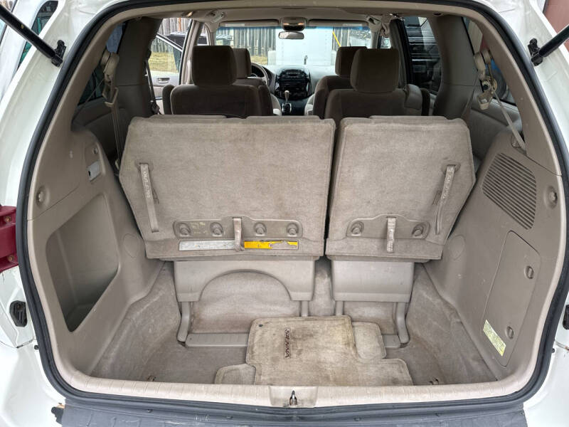 2004 Toyota Sienna LE photo 12