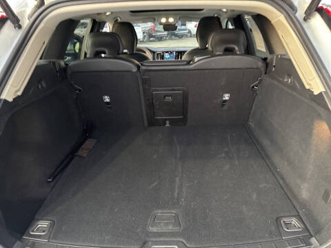 2025 Volvo XC60 B5 Core Dark Theme