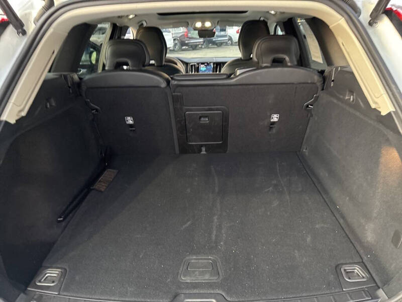 2025 Volvo XC60 B5 Core Dark Theme