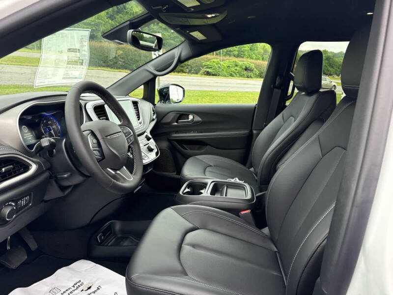 2027 Chrysler Pacifica Select