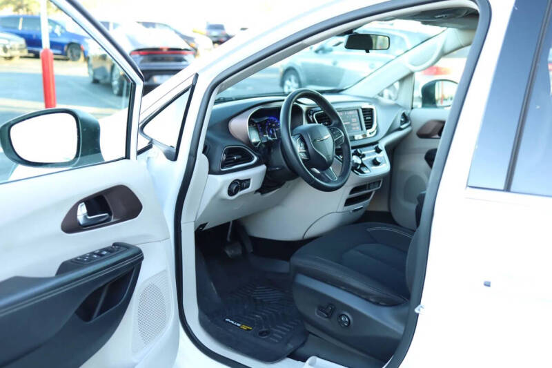 2022 Chrysler Voyager LX