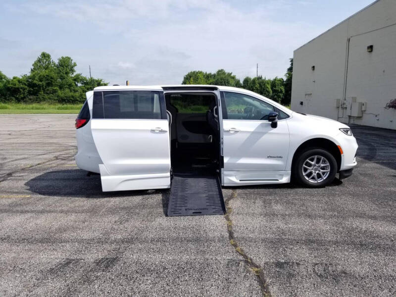 2024 Chrysler Pacifica Touring L