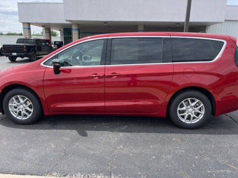2027 Chrysler Pacifica Select