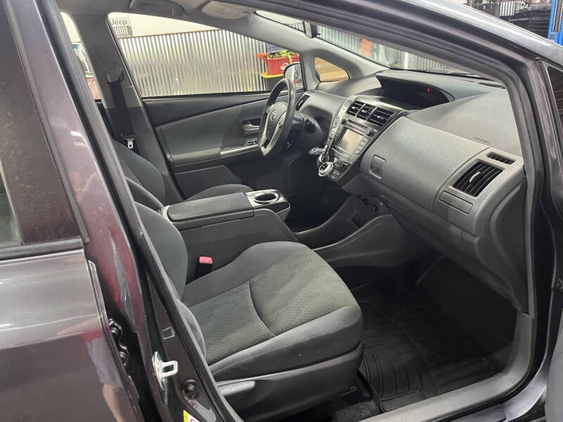 2014 Toyota Prius v Five