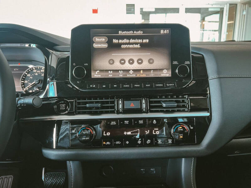 2025 Nissan Pathfinder SV