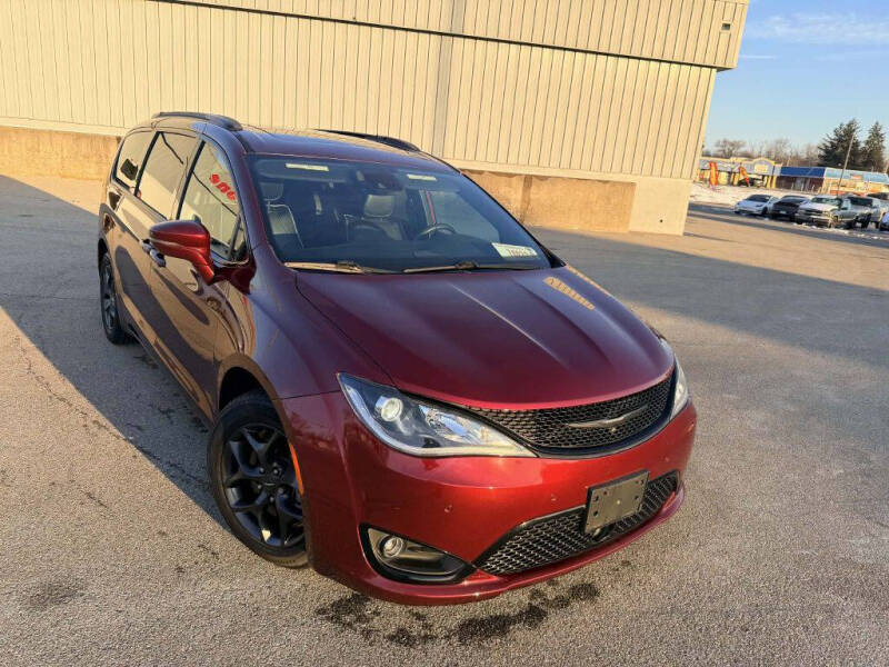 2018 Chrysler Pacifica Limited's photo