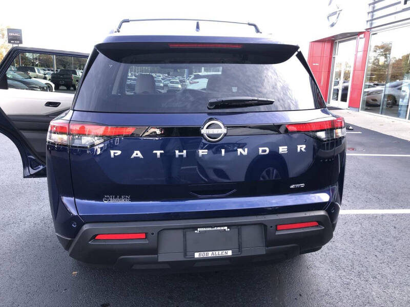 2025 Nissan Pathfinder SV