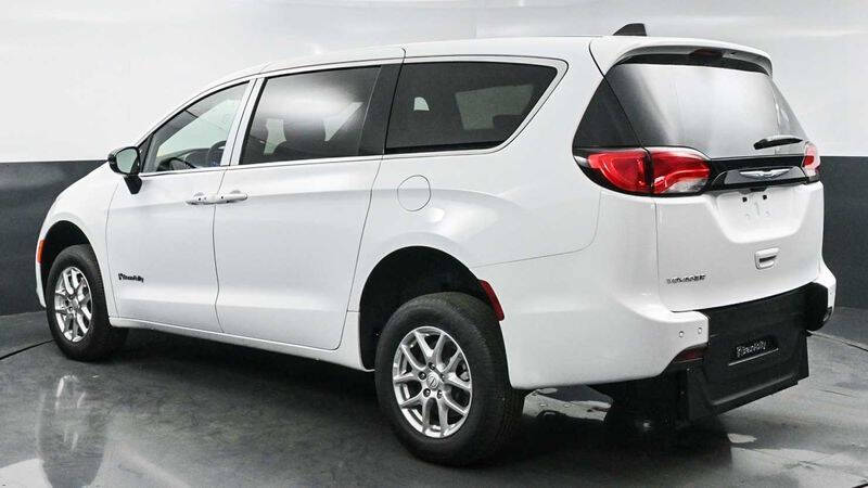 2025 Chrysler Voyager LX