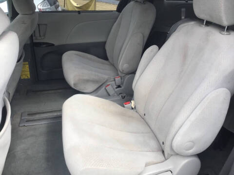 2012 Toyota Sienna LE 7-Passenger Auto Access Seat