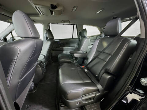 2019 Honda Pilot Touring w/Rear Captain's Chairs