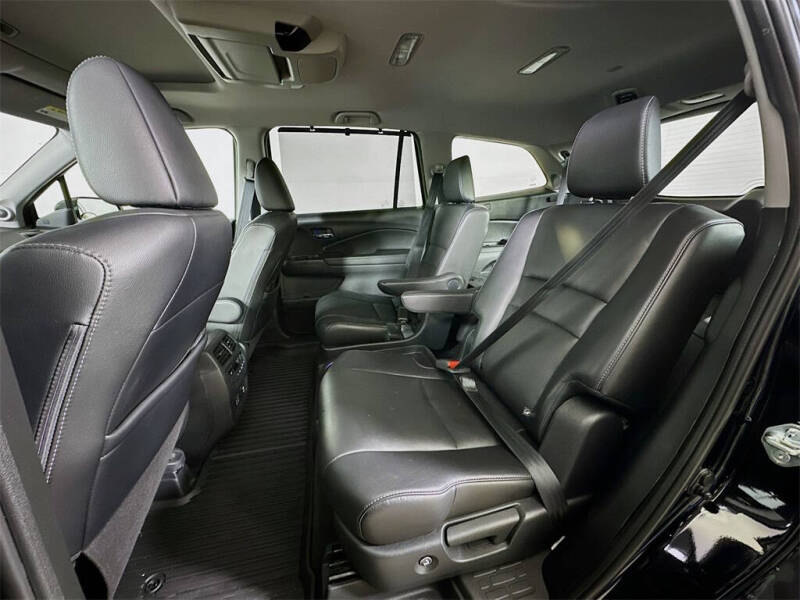 2019 Honda Pilot Touring w/Rear Captain's Chairs