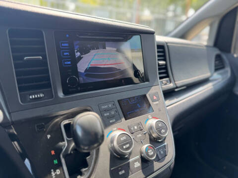 2017 Toyota Sienna SE 8-Passenger
