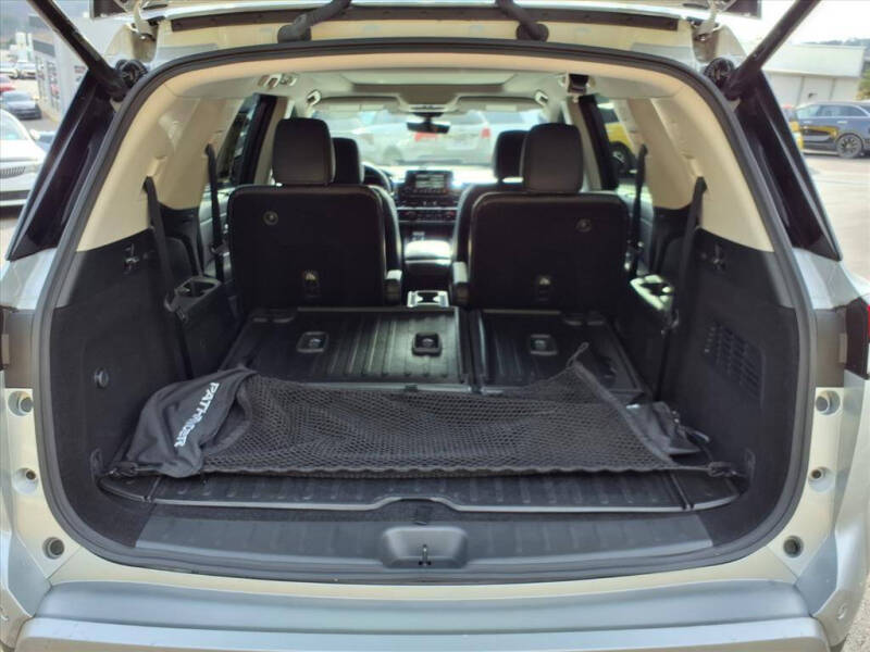 2025 Nissan Pathfinder SL