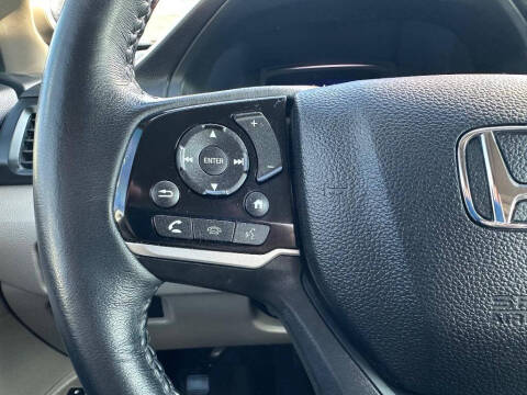 2022 Honda Pilot Touring w/Rear Captain's Chairs