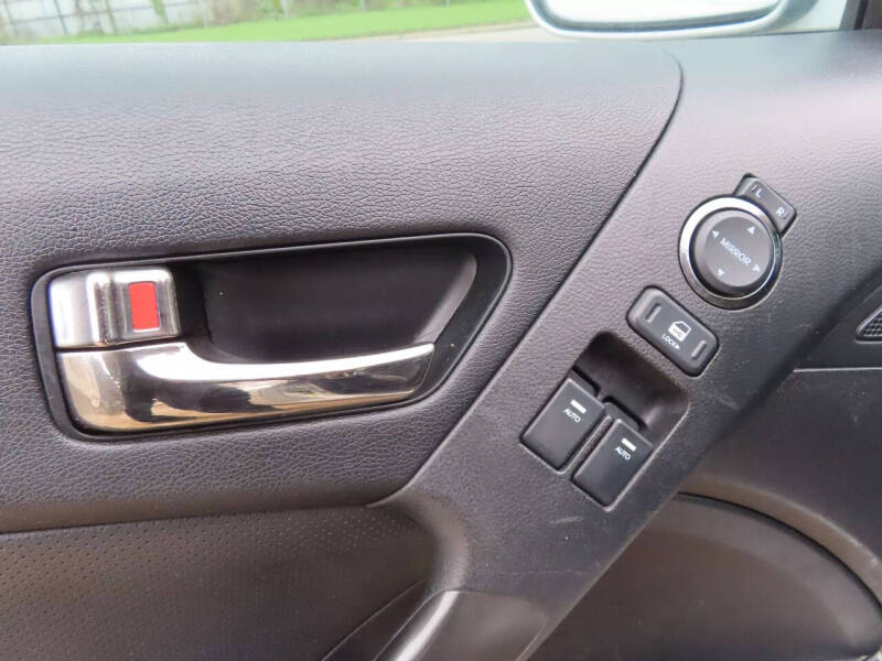 2012 Hyundai Genesis Coupe 3.8 Track