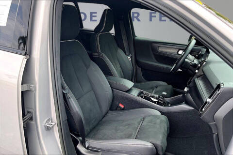2023 Volvo XC40 B4 Ultimate Dark Theme