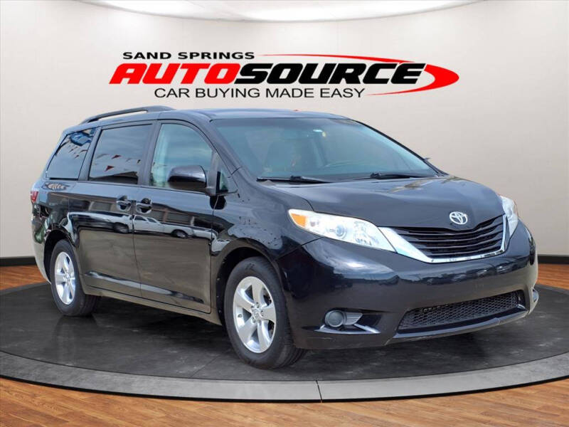 2015 Toyota Sienna LE's photo