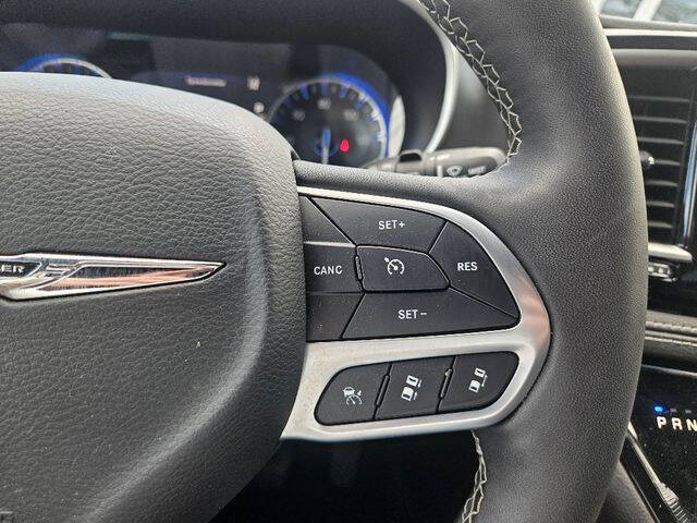 2025 Chrysler Pacifica Select