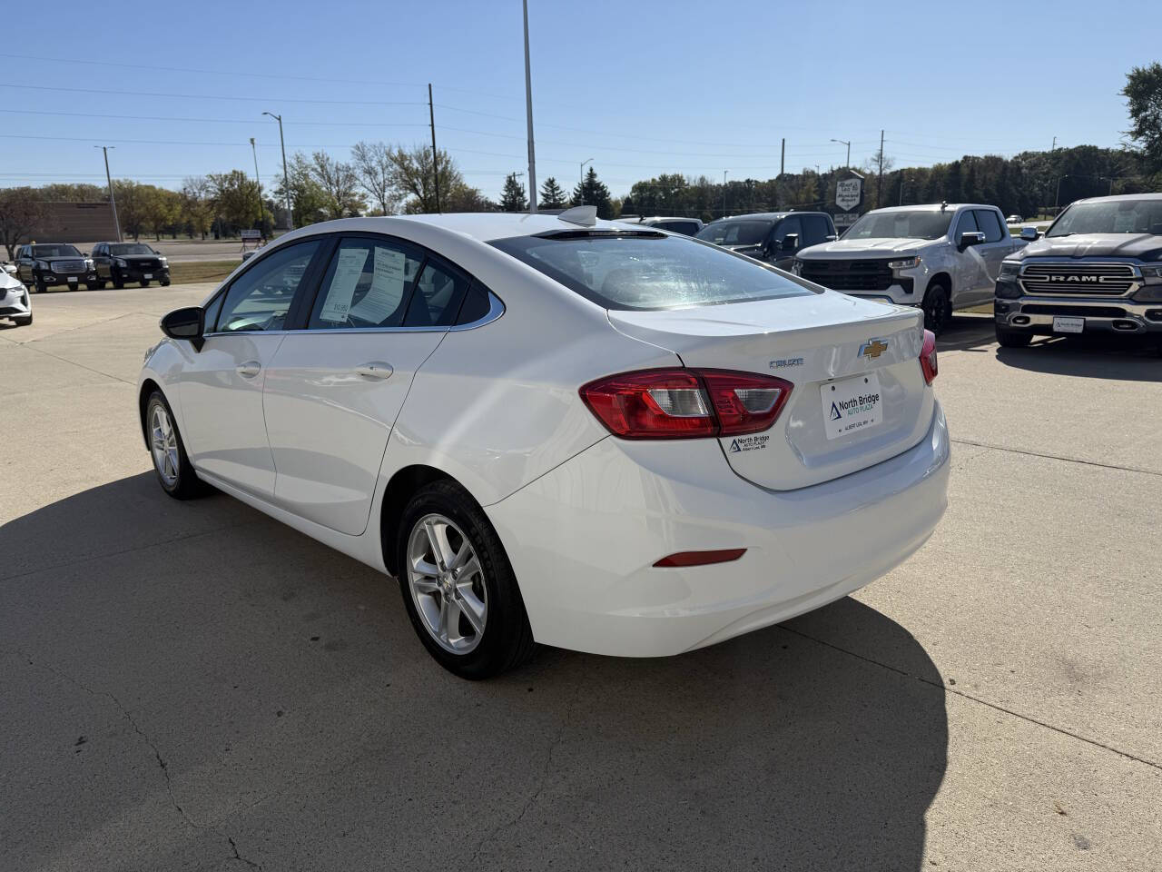 2017 Chevrolet Cruze LT photo 2