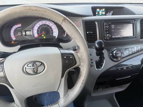 2014 Toyota Sienna SE 8-Passenger