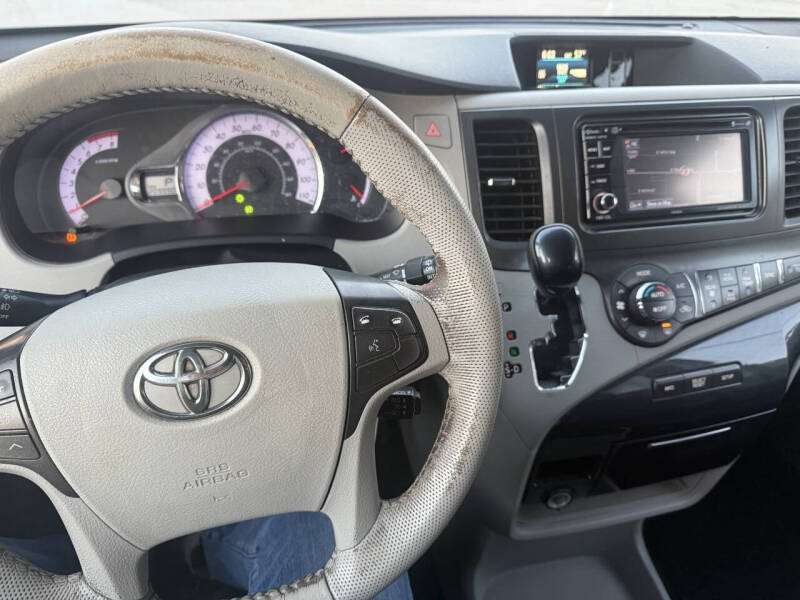 2014 Toyota Sienna SE 8-Passenger