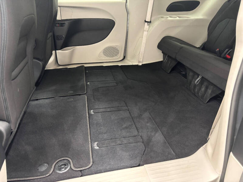 2021 Chrysler Voyager LX