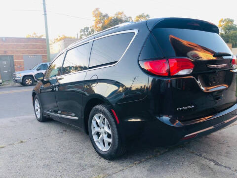 2017 Chrysler Pacifica Touring-L Plus