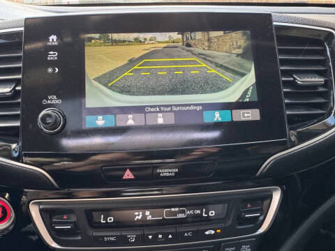 2019 Honda Pilot Touring w/Rear Captain's Chairs