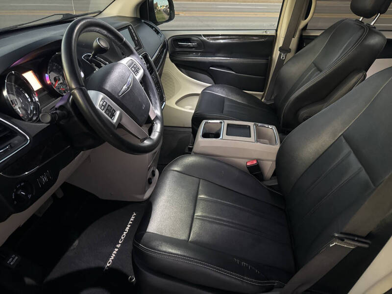 2016 Chrysler Town & Country null photo 2