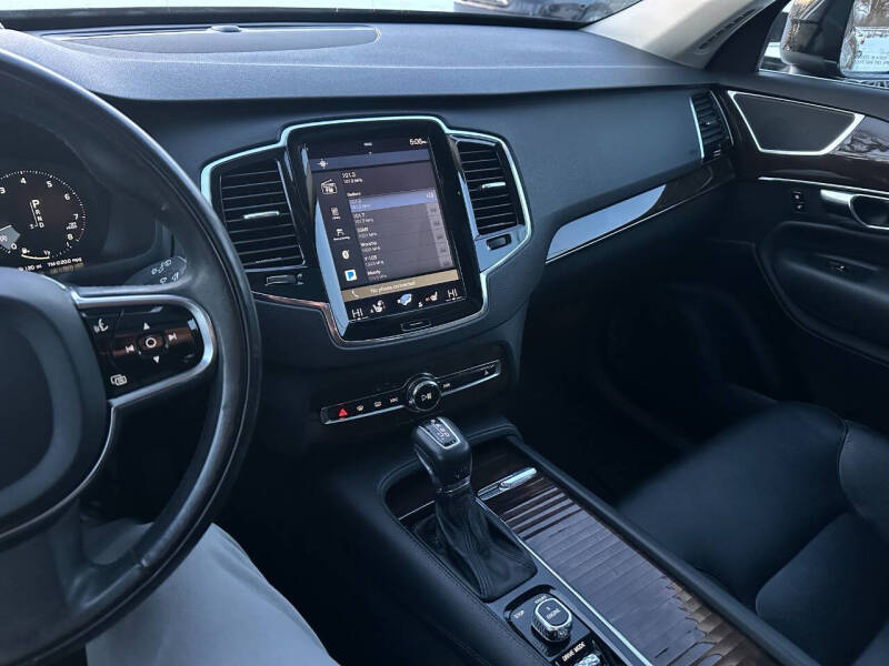 2016 Volvo XC90 T6 Momentum